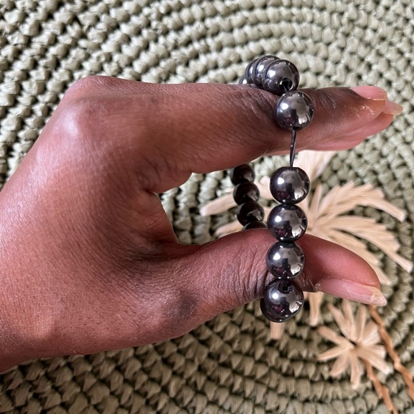 Gray/Gunmetal stretch beaded bracelet - Picture 3 of 3